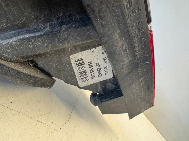 MERCEDES W221 PHARE DROIT ARRIÈRE A2218200264
