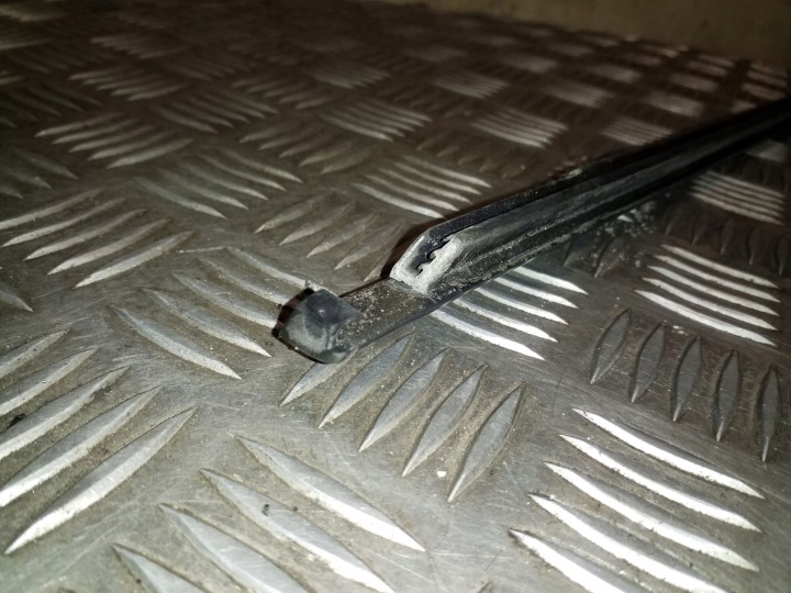BMW X3 E83 MOULURE VITRES PORTES AVANT GAUCHE CÔTÉ