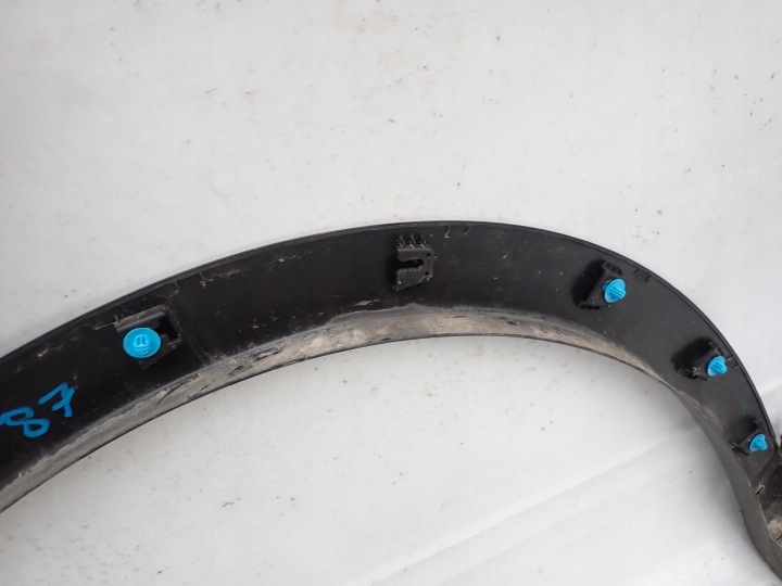 MITSUBISHI ECLIPSE CROSS 18- MOULURE REVÊTEMENT DROIT AVANT