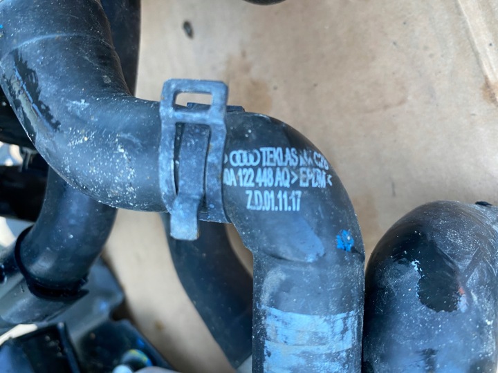 AUDI Q5 80A SUPPLÉMENTAIRE POMPE CONDUITES DE DÉRIVATION EAU 80A122073E