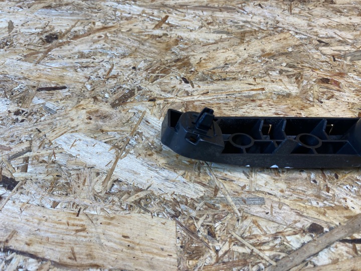 FIXATION GLISSIÈRE PARE-CHOCS AVANT GAUCHE NISSAN PULSAR 622253ZL0A 2014-