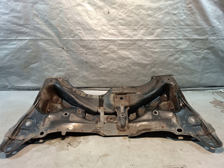 POUTRE CHÂSSIS AVANT TOYOTA YARIS II 1.3VVTI