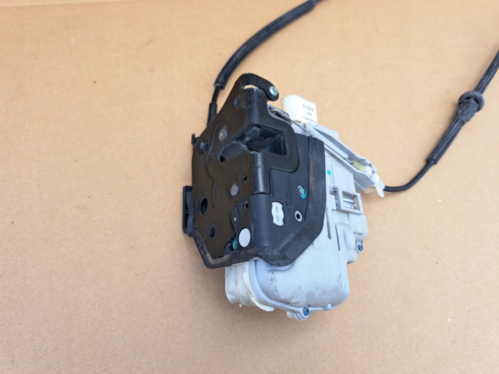 SERRURE DE PORTE DROIT AVANT AVANT VW PASSAT B7 9PIN 3C2837016A