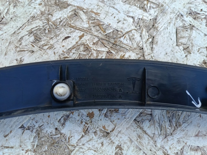 TESLA MODÈLE Y 20- MOULURE GARDE-BOUE DROIT AVANT DROITE AVANT 1683864-00-A