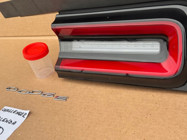 DODGE CHALLENGER CACHE ARRIÈRE PHARE 2015+ PERFEKCYJNA