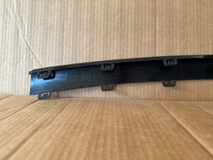MERCEDES C CLASSE 205 AMG MOULURE DÉCORATIVE CENTRALE PARE-CHOCS AVANT
