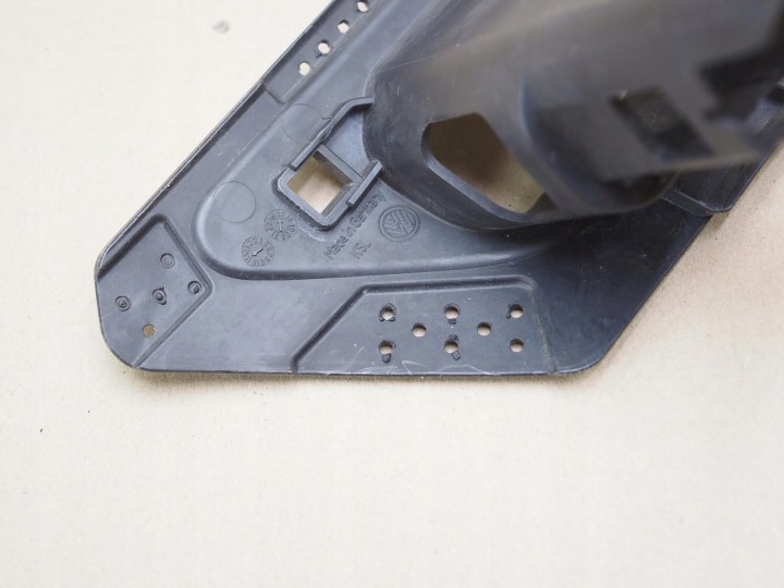 VW GOLF VII 7 FIXATION LAVE-GLACE GAUCHE 5G0807941E