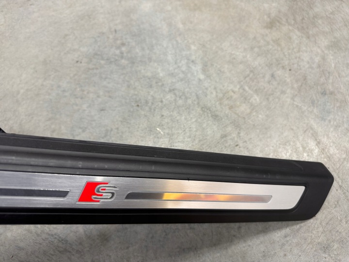 MOULURE SEUIL REVÊTEMENT LED Q5 80A S-LINE DROITE 80A947418C