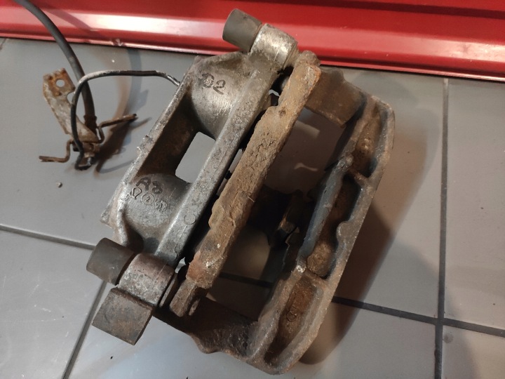 AUDI A8 D2 LIFT ÉTRIER DE FREIN DE FREIN DROIT GAUCHE AVANT JEU