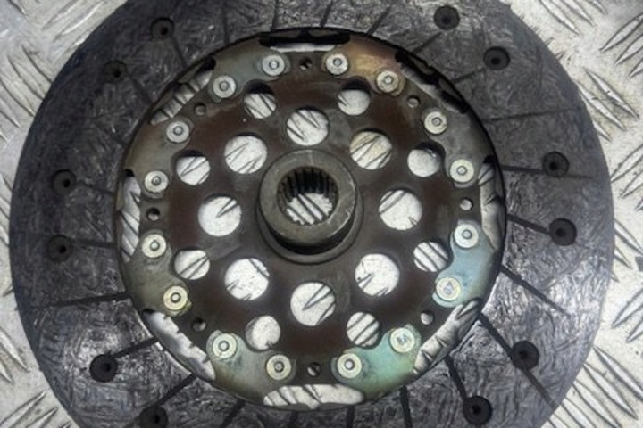 ENSEMBLE ADHÉRENCE AUDI 100 AVANT (4A, C4) 074105266P 2.5L DIESEL 85KW 1992