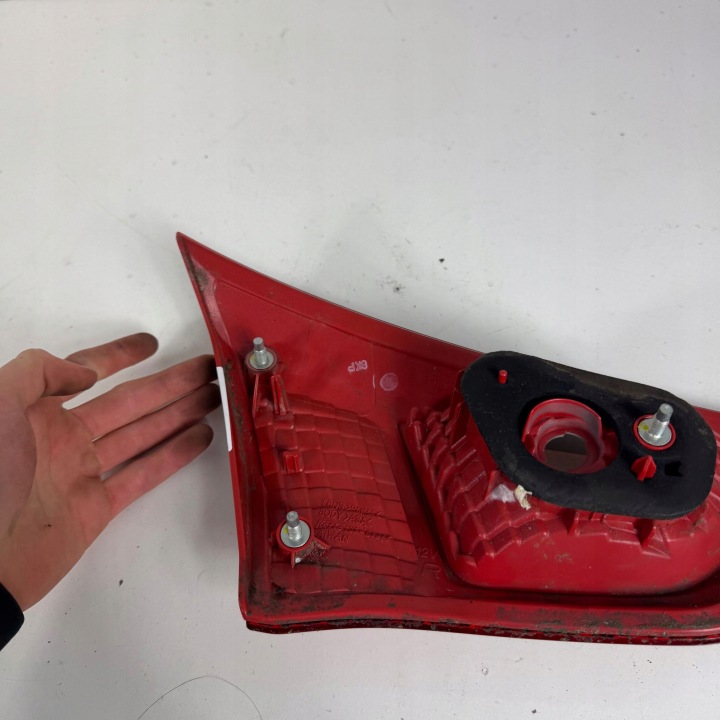 PHARE DROIT ARRIÈRE ARRIÈRE DANS COUVERCLE DE COFFRE MITSUBISHI LANCER 8 VIII 5D HAYON OE 132-87977