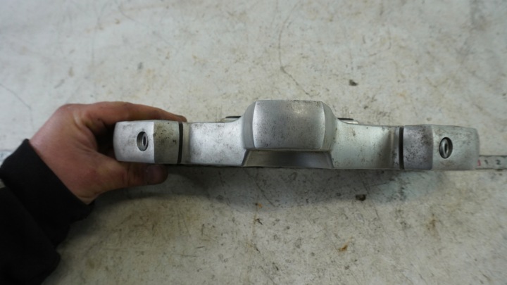 L61 SUZUKI MARAUDER VZ 800 ÉTAGÈRE SUSPENSIONS SUPÉRIEURE