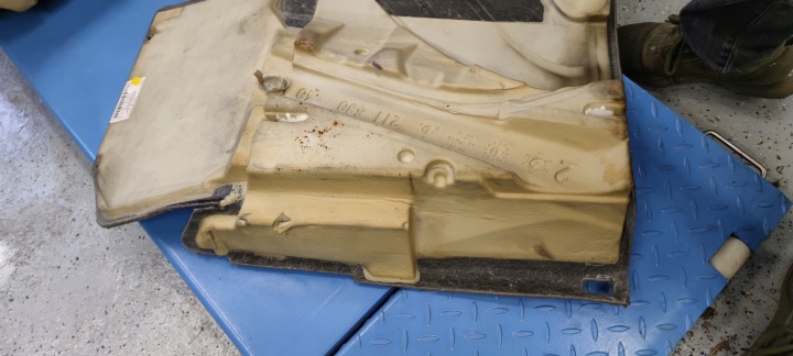MERCEDES W211 TAPIS REVÊTEMENT DROITE AVANT 7K37