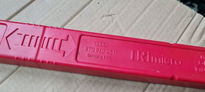 A6 C8 4K TRIANGLE DE SIGNALISATION 8T0860251 A5 8W Q5 A4 B9 8W Q7 4M