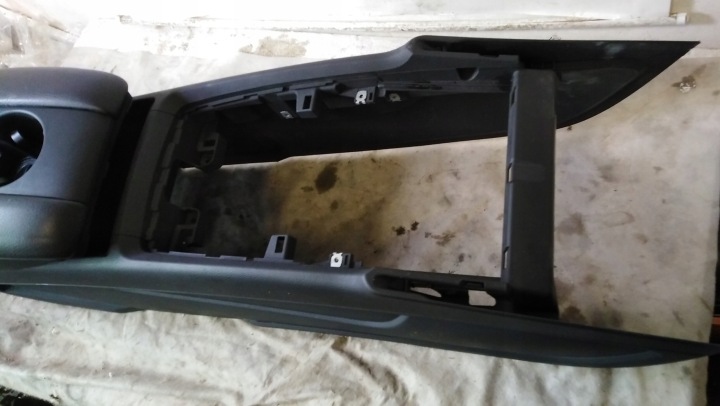 AUDI Q7 4L ACCOUDOIR TUNNEL CENTRAL 06R EUROPE