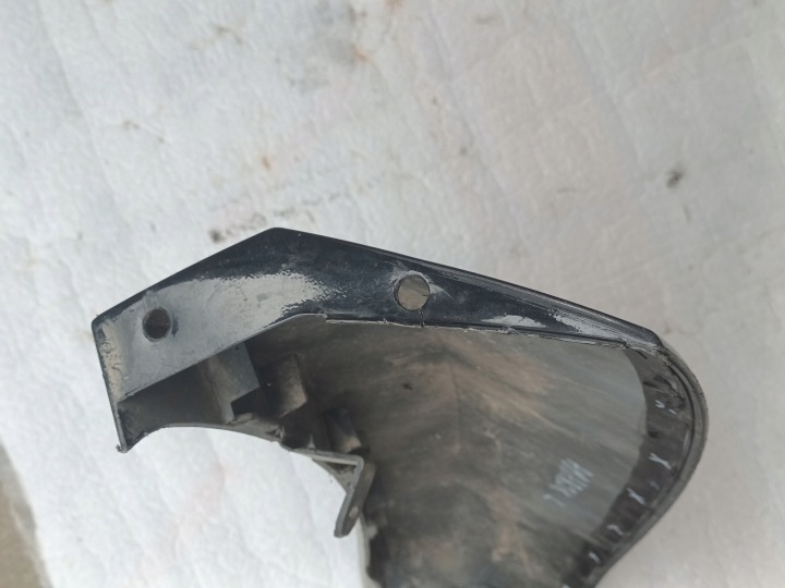 VW AMAROK MOULURE GAUCHE AVANT SUR PARE-CHOCS AVANT