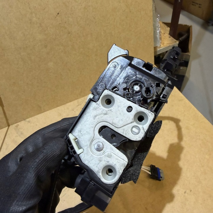 TRAFIC III VIVARO NV300 TALENTO SERRURE DE PORTE ARRIÈRE DROIT 825027817R 93459206