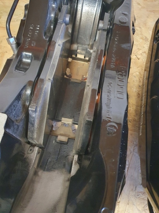 TAYCAN TURBO AVEC LIFT 2025R ÉTRIERS AVANT AKEBONO 10 TLOCZKOW CERAMIKA 420MM