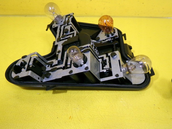 DOUILLE D'AMPOULE ARRIÈRE DROIT ARRIÈRE AUDI A4 B6 BERLINE 2001 153948 NR466