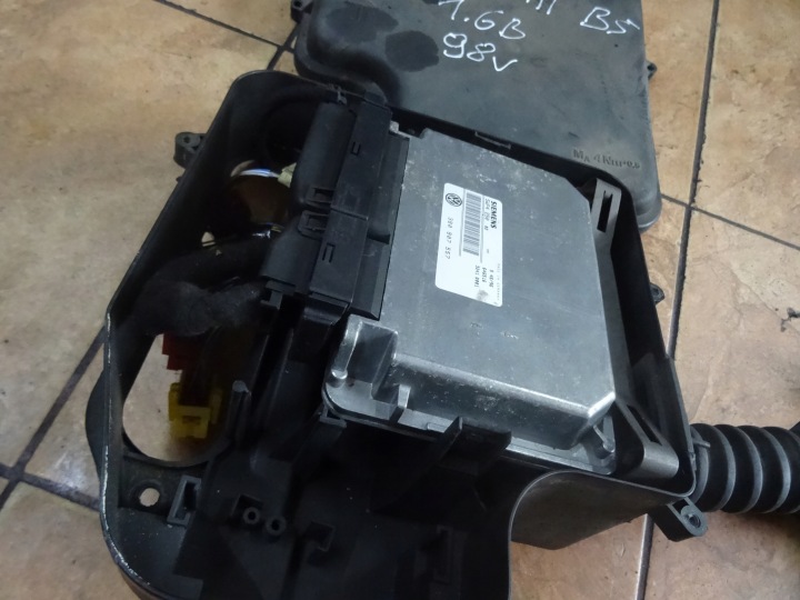 PASSAT B5 1.6B 98' ORDINATEUR CONTRÔLEUR MOTEUR 3B0907557