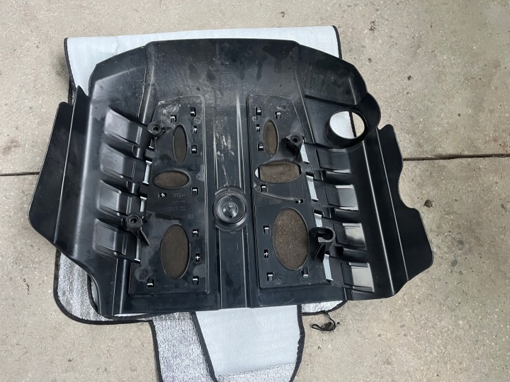 VW TOUAREG 7P 4.2TDI COUVERCLE MOTEUR V8 057103925H