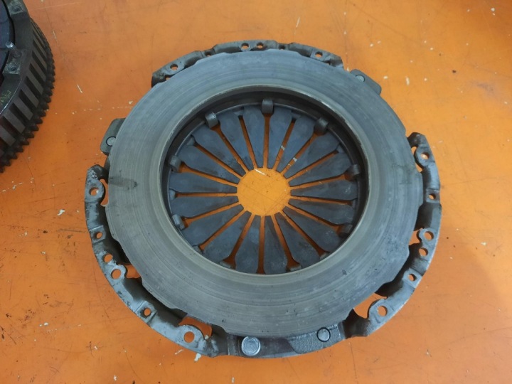 KIA CEED I 07-10 1.6 CRDI EMBRAYAGE VOLANT BIMASSE 3000950504 D4FB