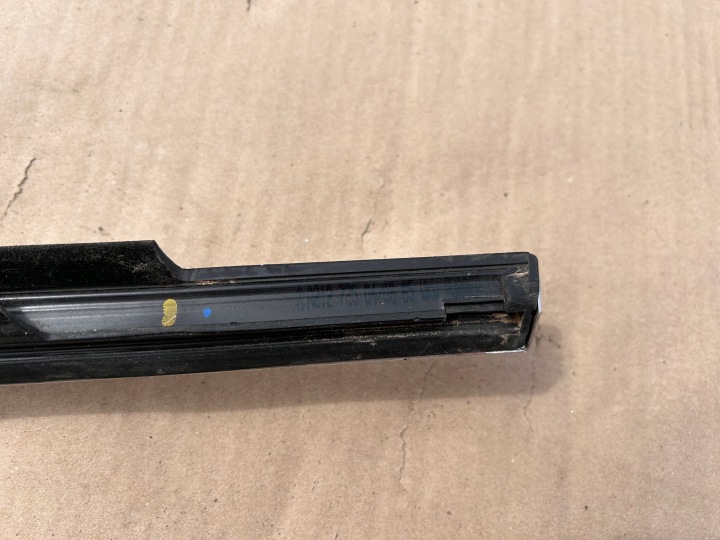 MERCEDES 212 MOULURE RACLOIR DROITE AVANT CHROME 2127250406 ORIGINAL