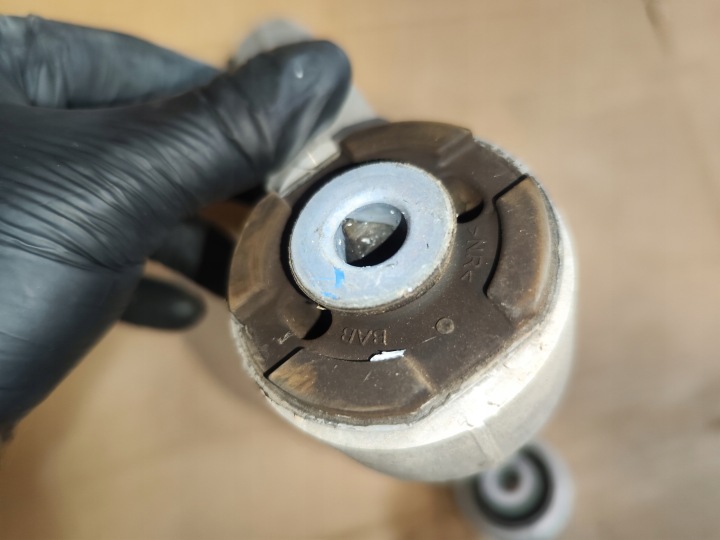 BRAS DE SUSPENSION AVANT DROIT MASERATI LEVANTE 2021 06700319940