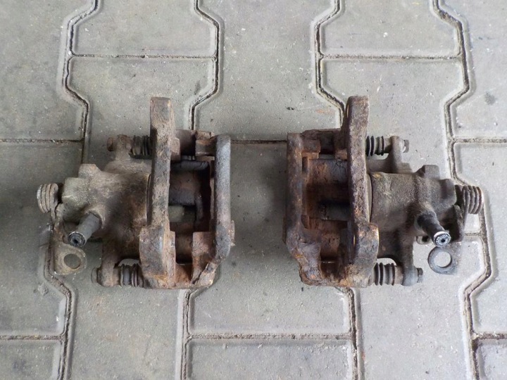 VW T4 96-03 ÉTRIER DE FREIN DE FREIN DROIT GAUCHE ARRIÈRE ARRIÈRE COLLIER ENSEMBLE