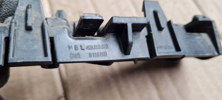 A6 C8 4K POIGNÉE GLISSIÈRE FIXATION BAGUETTES SEUIL DROIT 4K0853922