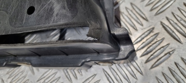 BMW G30 G31 TRIANGLE PROTECTION INFÉRIEURE PASSAGE DE ROUE GAUCHE AVANT 8060031