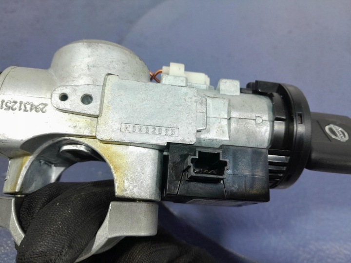NISSAN QASHQAI J10 LIFT CONTACTEUR D'ALLUMAGE CLÉ TÉLÉCOMMANDE SEMELLE SERRURE N0502825