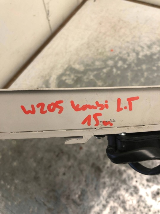 GUIDE RIDEAUX COUVERCLES DE COFFRE GAUCHE ARRIÈRE MERCEDES W205 UNIVERSEL A2059063700
