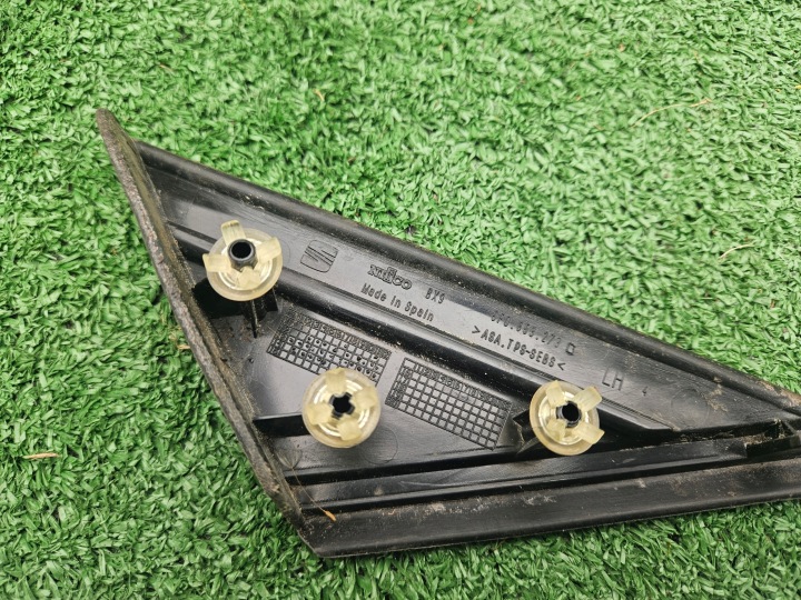 BOUCHON TRIANGLE GARDE-BOUE GAUCHE SEAT LEON III 5F