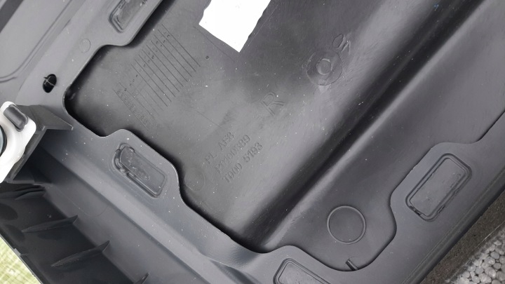 COLLECTEUR PORTES DROIT AVANT VOLKSWAGEN GOLF V 5 3D