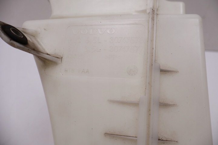 VOLVO V60 II RÉSERVOIR LAVE-GLACES 30747576, 30747577