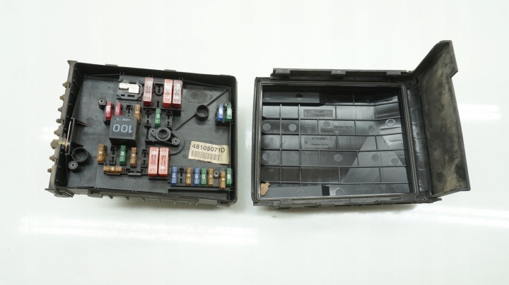 VW GOLF V 5 PLUS BOÎTE FUSIBLES 1K0937132