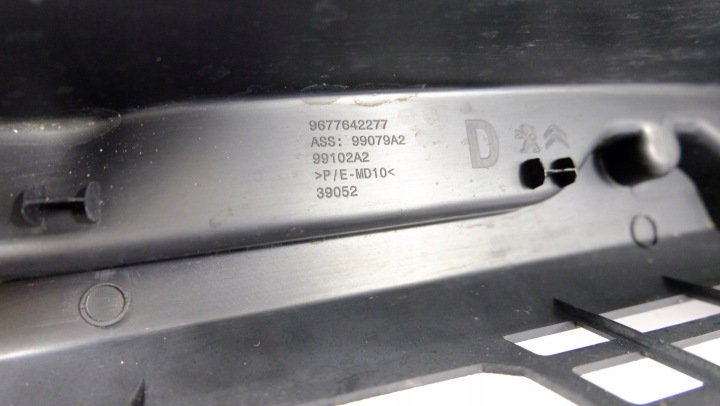PEUGEOT 308 T9 FIXATION ÉTAGÈRES COUVERCLES DE COFFRE DROIT 9677642277