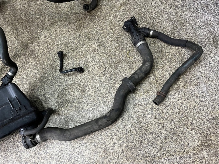 TUBES AQUATIQUE RÉSERVOIR TUYAU TUYAU DE DÉRIVATION CONDUITES DE DÉRIVATION EAU BMW X3 E83 3.0 D M57