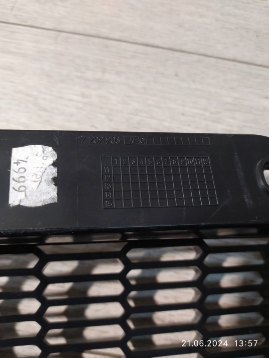 8950. MINI CLUBMAN R55 GRILLE CENTRALE PARE-CHOCS AVANT 7209903
