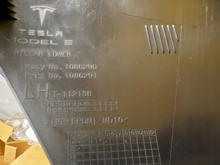 PROTECTION BRODERIE MONTANTS A SEUIL AVANT GAUCHE TESLA MODÈLE 3 AVANT RESTYLAGE