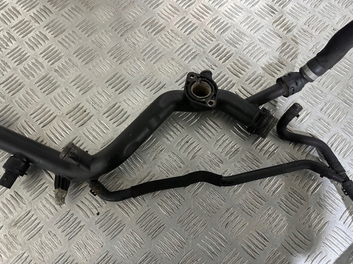 AUDI A6 C6 3.2 FSI TUYAU TUBES CONDUITES DE DÉRIVATION EAU 06E121045E