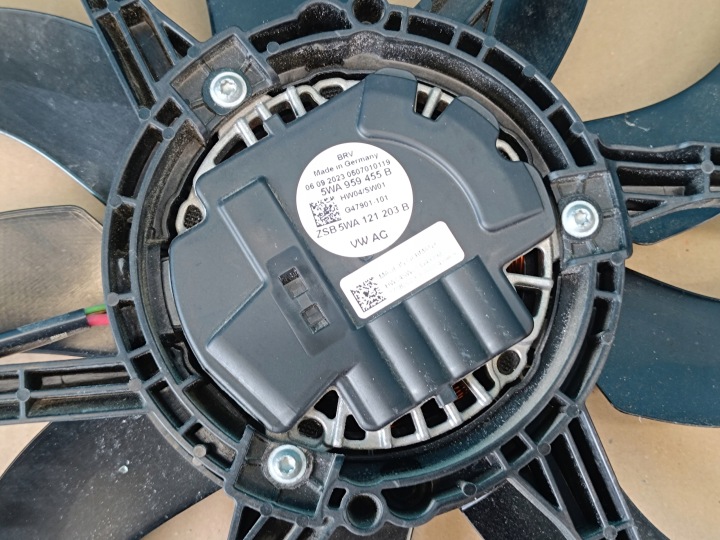 AUDI Q3 F3 SPORTBACK 1,5 TSI 2024R CHÂSSIS VENTILATEUR RADIATEURS 5WA959455B