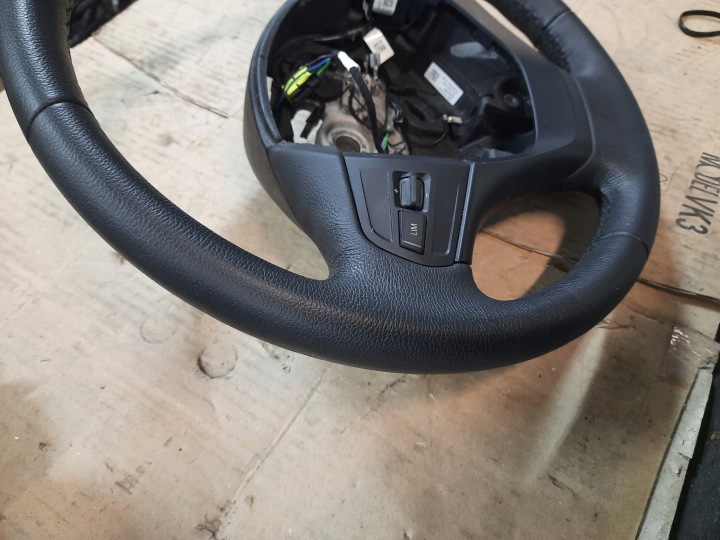 BMW 1 F20 F21 LIFT 18R. VOLANT BONNES CONDITIONS