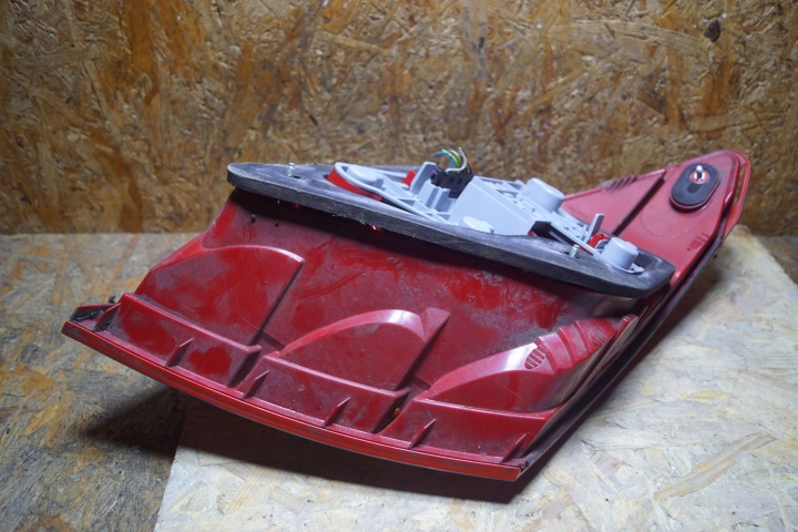 MERCEDES W204 PHARE DROIT ARRIÈRE BERLINE (C2185C)