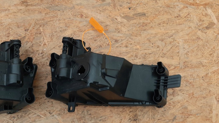 VOLKSWAGEN TOURAN II PHARES ANTIBROUILLARD DROIT GAUCHE 5TA941662 5TA941661