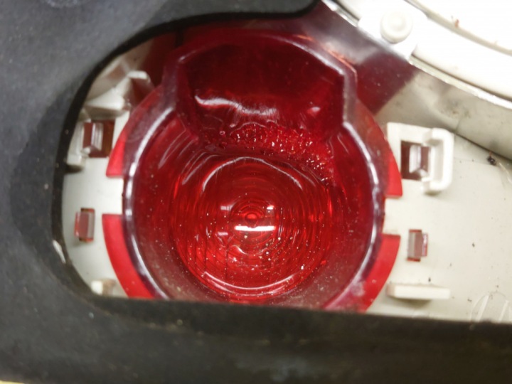 VW TOUAREG I PHARE GAUCHE ARRIÈRE DANS COUVERCLE DE COFFRE 7L6945093J