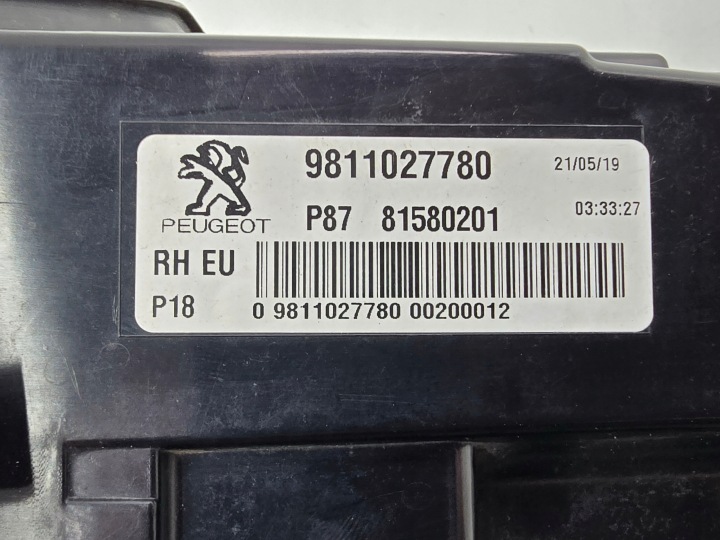 PEUGEOT 5008 LED ARRIÈRE DROITE PHARE INTÉRIEURE DANS COUVERCLE DE COFFRE ARRIÈRE 9811027780