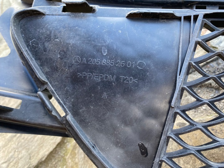 MERCEDES 205 C CLASSE GRILLE CENTRALE PARE-CHOCS AVANT 2058852501 ORIGINAL