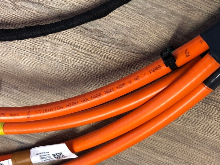 CÂBLE FIL LADOWANIA WYSOKONAPIECIOWY 1065348-10-D TYPE 2 TESLA MODÈLE X